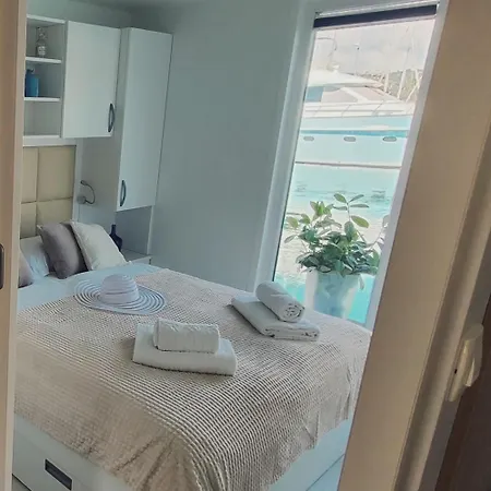 Nyaraló Floating Sea House - 5stars